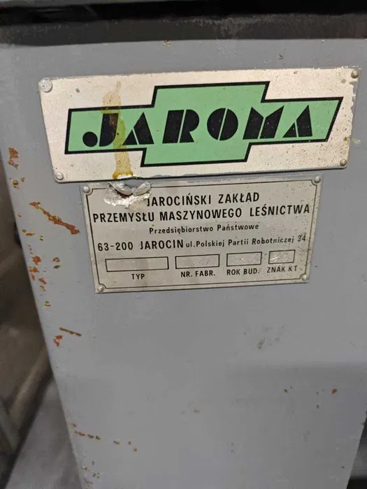 Станок фрезерный вертикальный с автоподатчиком. Польша